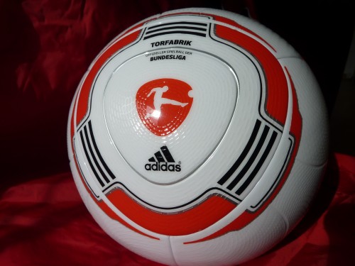 Reisebüro sonnenklar.TV sponsert Spielball !!