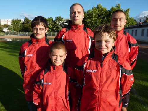 D-Junioren und 1.Männermannschaft mit neuen Regenjacken