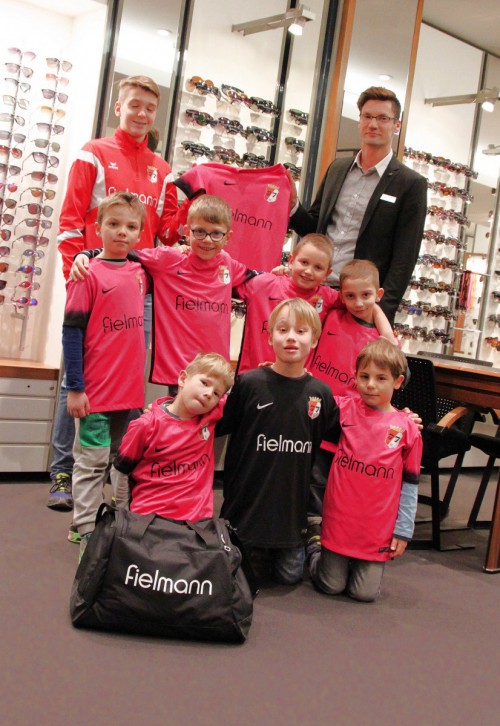 Neue Trikots  für die F2 dank Fielmann