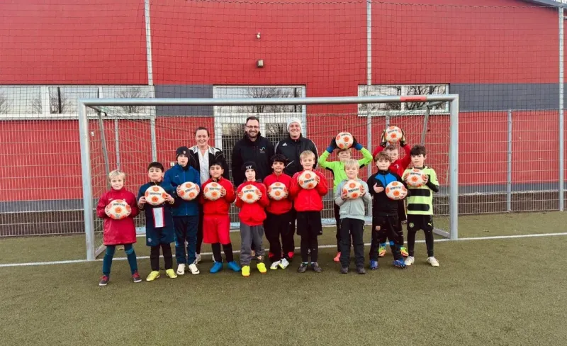 my-salesman GmbH übergibt neue Trainingsbälle der F1-Jugend