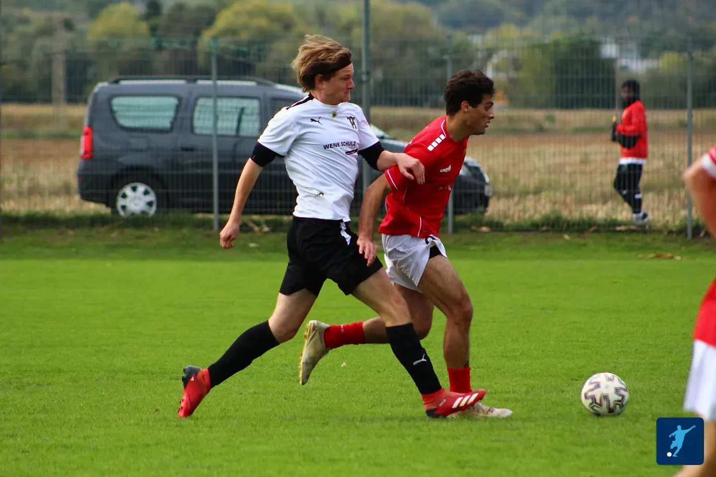 (1M) Spitzenspiel gegen die schwarzen Reiter